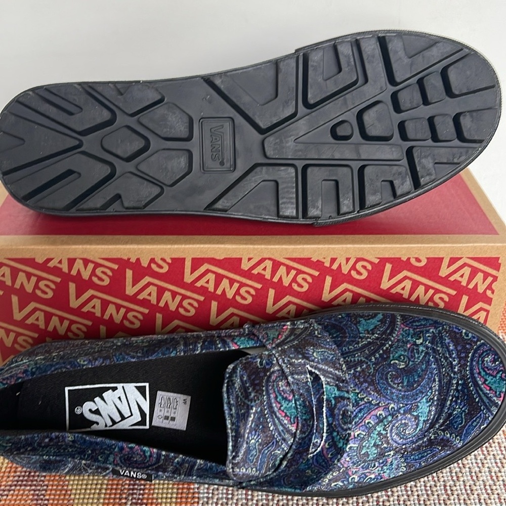 Vans WMNS Style 53 Velvet Paisley
VN000CQPCX9
Sneakers - Picture 3 of 16